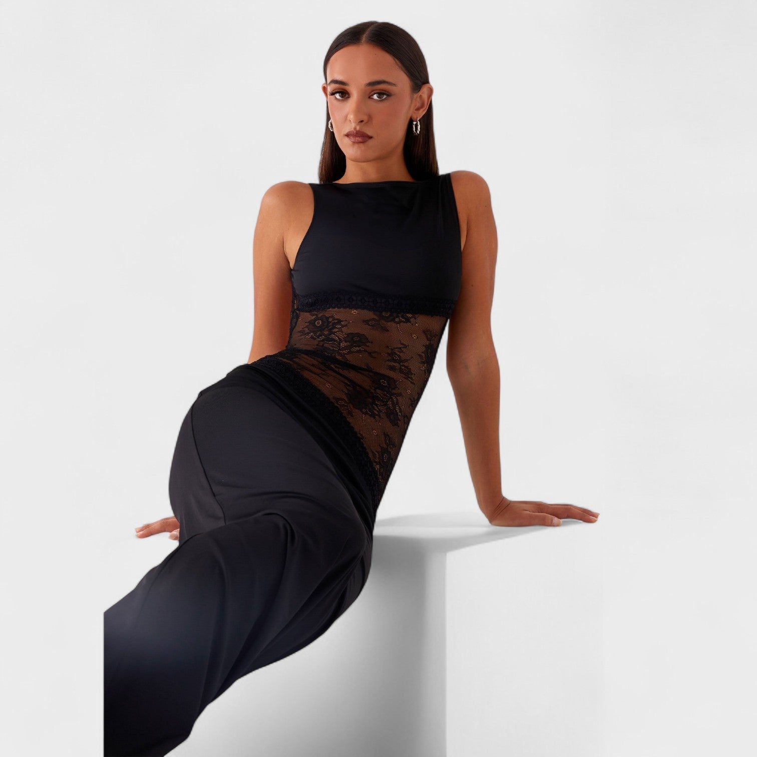 Lucinda – Elegantne must pitskleit - Liisi Valik
